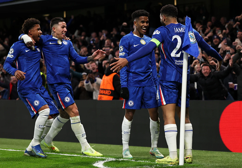 gary-neville-chelsea-con-thieu-ban-linh-de-sanh-ngang-arsenal-trong-cuoc-dua