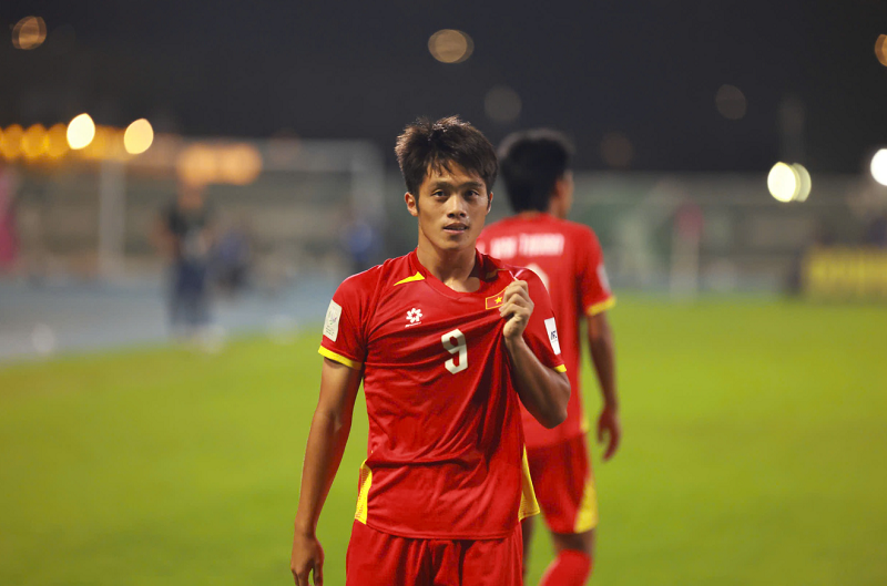 quoc-viet-nghen-ngao-sau-chien-thang-lich-su-truoc-han-quoc-phan-thuong-cho-niem-tin-khong-bo-cuoc