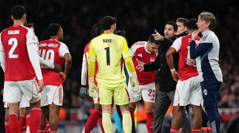 raya-bi-dat-dau-hoi-sau-nhung-cu-sut-xa-khien-arsenal-tra-gia