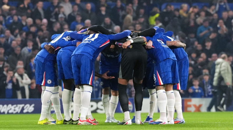 trong-tai-chen-vao-vong-hop-chelsea